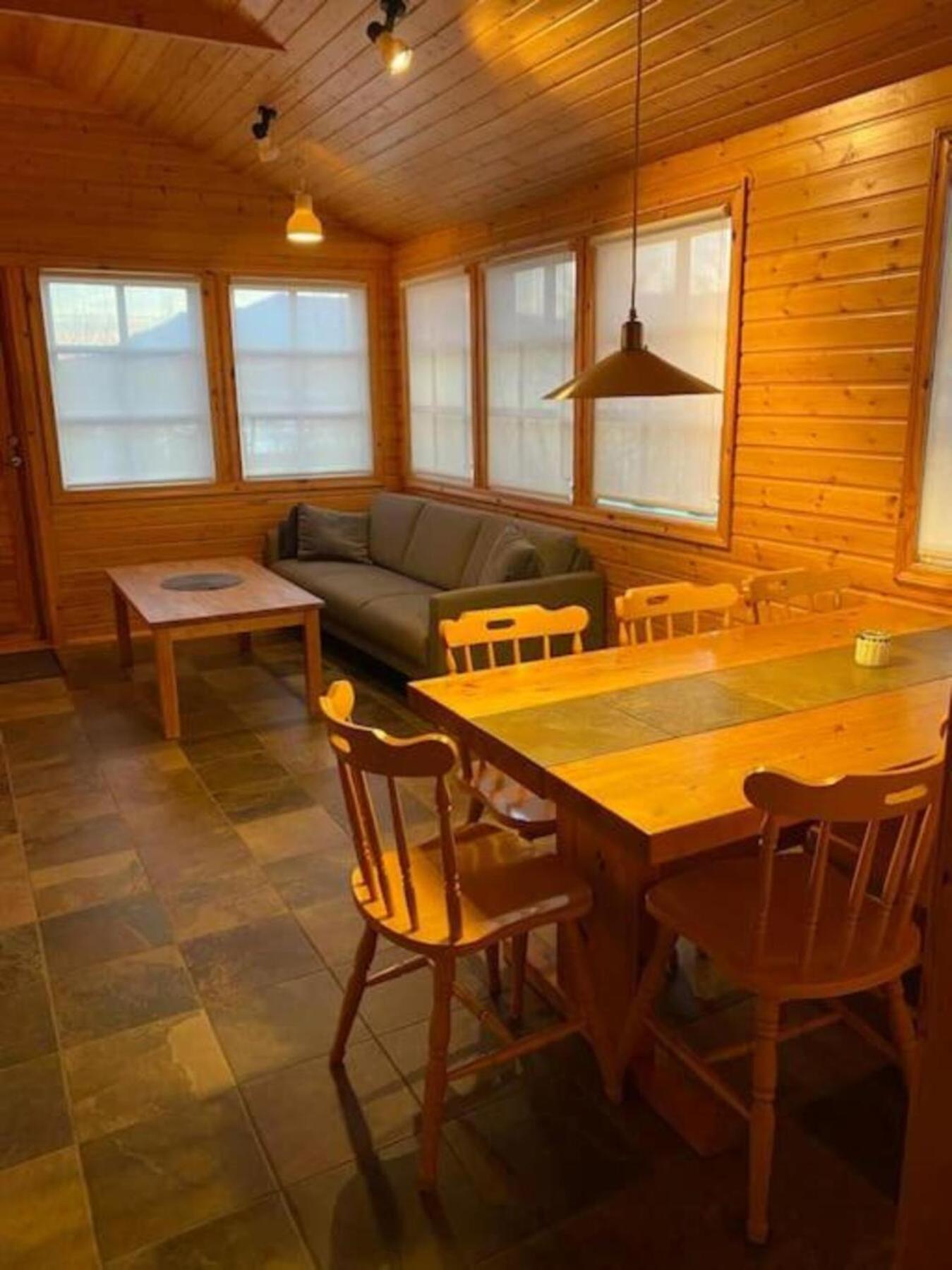 Cozy 2 Bedroom Cottage With Hot Tub Акурейри Екстериор снимка