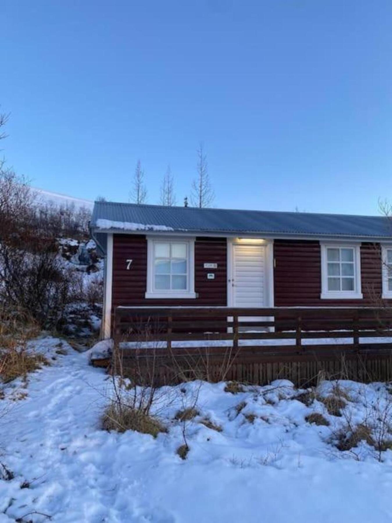 Cozy 2 Bedroom Cottage With Hot Tub Акурейри Екстериор снимка