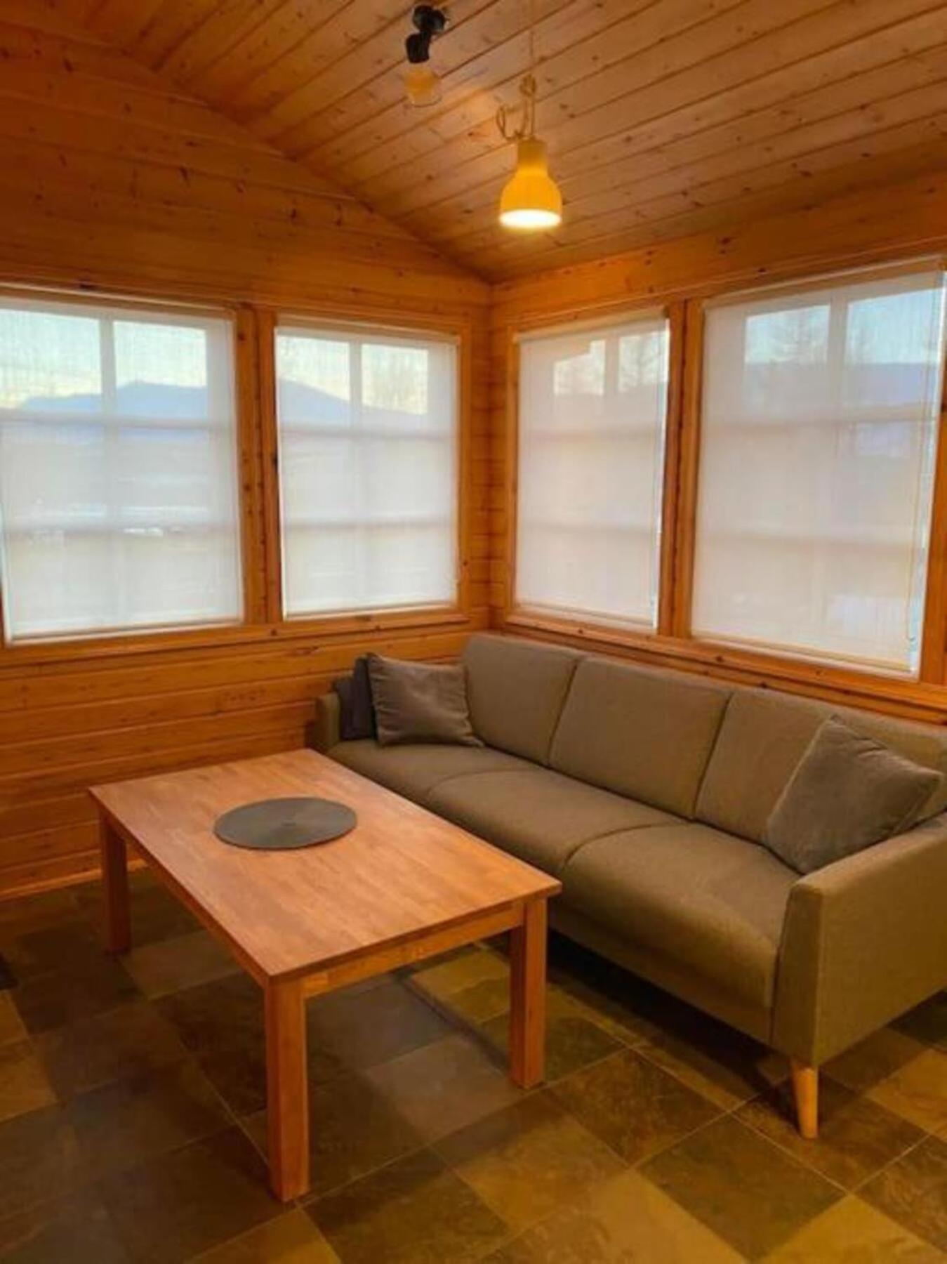 Cozy 2 Bedroom Cottage With Hot Tub Акурейри Екстериор снимка